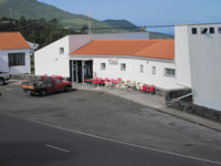  O snack-bar &ldquo;Caf&eacute; Rumar&rdquo;, com mercearia, com produtos tradicionais locais.